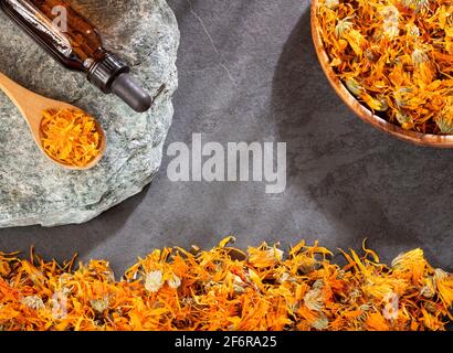Calendula officinalis - ätherisches Aromatherapie-Öl mit Ringelblumen Stockfoto