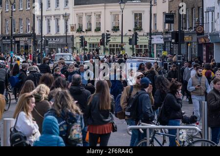 London, Großbritannien. April 2021. Lockerung der Sperre: In Greenwich kehren beträchtliche Menschenmassen auf die Hauptstraße zurück, da die Sperrregeln weiter gelockert werden. Nach den aktuellen Regeln dürfen im Freien bis zu sechs Personen oder zwei Haushalte, wenn sie größer sind, nicht nur in Parks, sondern auch in Gärten zusammenkommen. Kredit: Guy Corbishley/Alamy Live Nachrichten Stockfoto