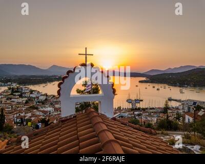 Luftaufnahme der Kastro Bergkirche und Stadt auf der Insel Poros bei Sonnenuntergang. Griechenland im Sommer Stockfoto