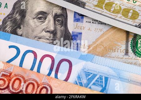 Russische Rubel und hundert Dollar-Scheine. Nahaufnahme. Stockfoto