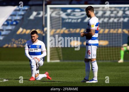 Der Vorsitzende der Queens Park Rangers (L) von Ilias nimmt sich das Knie, während Charlie Austin von den Queens Park Rangers (R) es nicht tut. EFL Skybet Championship Match, Queens Park Rangers gegen Coventry City im Kiyan Prince Foundation Stadium, Loftus Road in London am Freitag, den 2. April 2021. Dieses Bild darf nur für redaktionelle Zwecke verwendet werden. Nur zur redaktionellen Verwendung, Lizenz für kommerzielle Nutzung erforderlich. Keine Verwendung bei Wetten, Spielen oder Veröffentlichungen in einem Club/einer Liga/einem Spieler. Bild von Steffan Bowen/Andrew Orchard Sports Photography/Alamy Live News Stockfoto