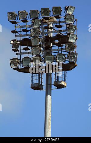 London, Großbritannien. April 2021. Allgemeine Ansicht der Flutlichter. EFL Skybet Championship Match, Queens Park Rangers gegen Coventry City im Kiyan Prince Foundation Stadium, Loftus Road in London am Freitag, den 2. April 2021. Dieses Bild darf nur für redaktionelle Zwecke verwendet werden. Nur zur redaktionellen Verwendung, Lizenz für kommerzielle Nutzung erforderlich. Keine Verwendung bei Wetten, Spielen oder Veröffentlichungen in einem Club/einer Liga/einem Spieler. PIC von Steffan Bowen/Andrew Orchard Sports Photography/Alamy Live News Credit: Andrew Orchard Sports Photography/Alamy Live News Stockfoto