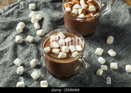 Hausgemachte warme heiße Schokolade mit Mini-Marshallows Stockfoto