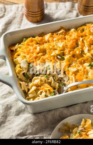 Hausgemachter kitschiger Thunfisch-Auflauf mit Erbsen und Eiernudeln Stockfoto