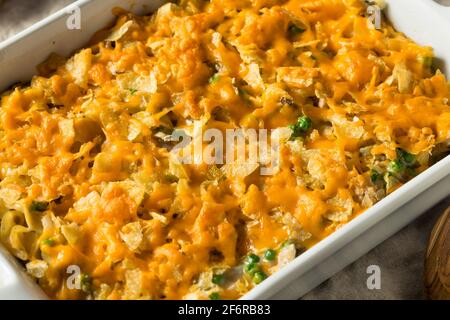 Hausgemachter kitschiger Thunfisch-Auflauf mit Erbsen und Eiernudeln Stockfoto