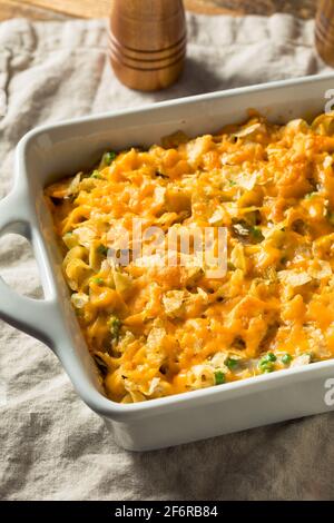 Hausgemachter kitschiger Thunfisch-Auflauf mit Erbsen und Eiernudeln Stockfoto