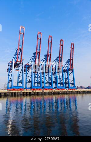 Container Terminal Portalkrane zum Be- und Entladen intermodaler Container Von Containerschiffen in Hamburg Deutschland Stockfoto