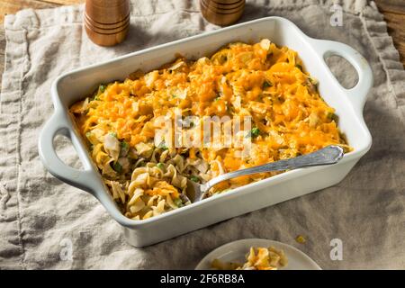 Hausgemachter kitschiger Thunfisch-Auflauf mit Erbsen und Eiernudeln Stockfoto