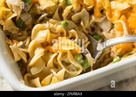 Hausgemachter kitschiger Thunfisch-Auflauf mit Erbsen und Eiernudeln Stockfoto