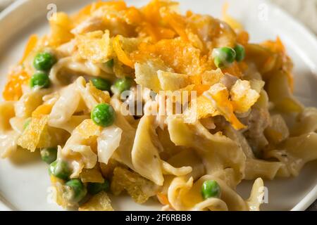 Hausgemachter kitschiger Thunfisch-Auflauf mit Erbsen und Eiernudeln Stockfoto