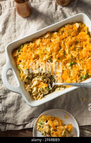 Hausgemachter kitschiger Thunfisch-Auflauf mit Erbsen und Eiernudeln Stockfoto