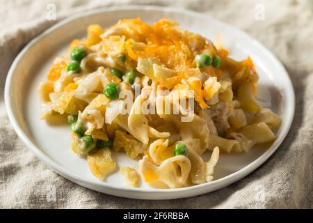 Hausgemachter kitschiger Thunfisch-Auflauf mit Erbsen und Eiernudeln Stockfoto