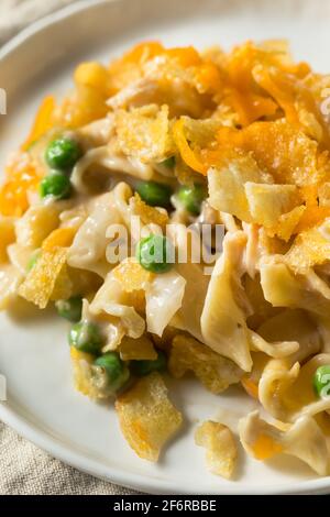 Hausgemachter kitschiger Thunfisch-Auflauf mit Erbsen und Eiernudeln Stockfoto