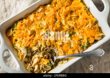 Hausgemachter kitschiger Thunfisch-Auflauf mit Erbsen und Eiernudeln Stockfoto