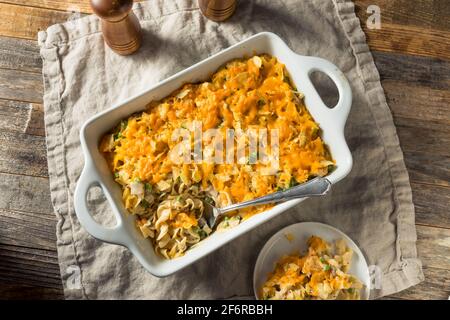 Hausgemachter kitschiger Thunfisch-Auflauf mit Erbsen und Eiernudeln Stockfoto