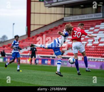 Oakwell Stadium, Barnsley, Yorkshire, Großbritannien. April 2021. English Football League Championship Football, Barnsley FC versus Reading; Lewis Gibson of Reading Challenges with Micha&#x142; Helik of Barnsley Credit: Action Plus Sports/Alamy Live News Stockfoto