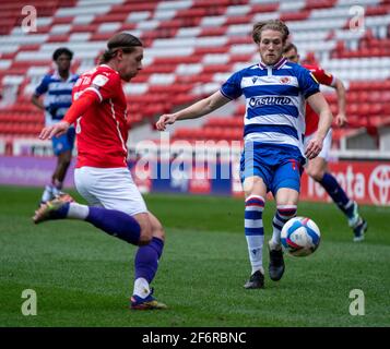 Oakwell Stadium, Barnsley, Yorkshire, Großbritannien. April 2021. English Football League Championship Football, Barnsley FC versus Reading; Lewis Gibson of Reading fordert Callum Brittain of Barnsley Kredit: Action Plus Sports/Alamy Live News Stockfoto