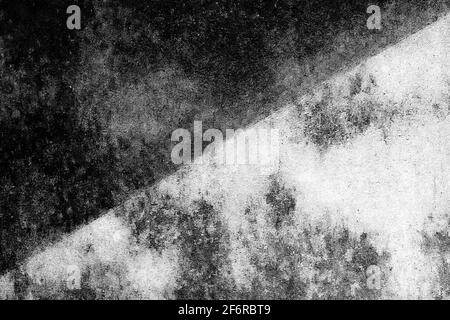 Schwarz-weiße alte schmutzige Betonwand mit diagonaler Linie und abstraktem dunklen Schimmelmuster Textur Hintergrund. Stockfoto