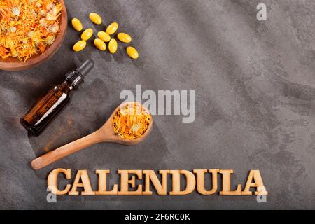 Calendula alternative Medizin. Ätherisches Öl und Pillen - Calendula officinalis Stockfoto