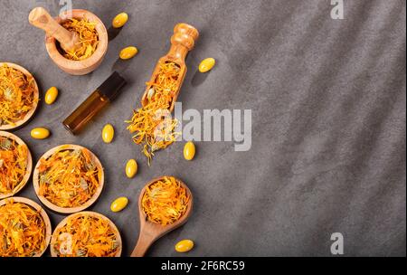 Calendula alternative Medizin. Ätherisches Öl und Pillen - Calendula officinalis Stockfoto