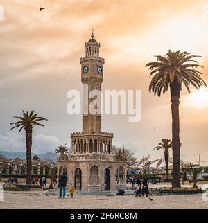 Izmir, Türkei - März 23 2021: Izmir Uhrturm auf dem Konak Platz. Berühmter Ort. Farben für den Sonnenuntergang. Stockfoto