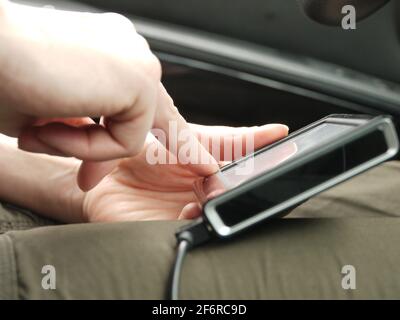 GPS-NAVIGATIONSSYSTEM IN EINER HAND Stockfoto