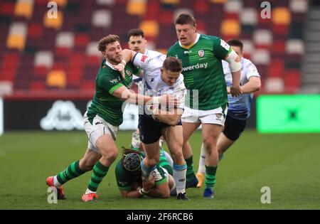 Die Londoner Iren William Goodrick-Clarke (rechts) und Theo Brophy-Clews (links) treten beim Heineken Challenge Cup-Spiel im Brentford Community Stadium, London, gegen die Hallam Amos von Cardiff Blues (Mitte) an. Bilddatum: Freitag, 2. April 2021. Stockfoto