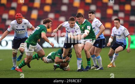 Die Londoner Iren William Goodrick-Clarke (rechts) und Theo Brophy-Clews (links) treten beim Heineken Challenge Cup-Spiel im Brentford Community Stadium, London, gegen die Hallam Amos von Cardiff Blues (Mitte) an. Bilddatum: Freitag, 2. April 2021. Stockfoto