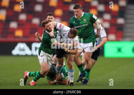 Die Londoner Iren William Goodrick-Clarke (rechts) und Theo Brophy-Clews (links) treten beim Heineken Challenge Cup-Spiel im Brentford Community Stadium, London, gegen die Hallam Amos von Cardiff Blues (Mitte) an. Bilddatum: Freitag, 2. April 2021. Stockfoto