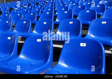 Blaue Sitze im Stadion Stockfoto