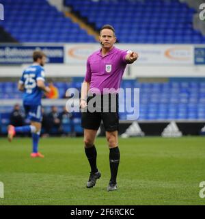 Ipswich, Großbritannien. April 2021. Schiedsrichter Stephen Martin während des Spiels der Sky Bet League 1 zwischen Ipswich Town und Bristol Rovers in der Portman Road, Ipswich am Freitag, den 2. April 2021. (Kredit: Ben Pooley) Kredit: MI Nachrichten & Sport /Alamy Live Nachrichten Stockfoto