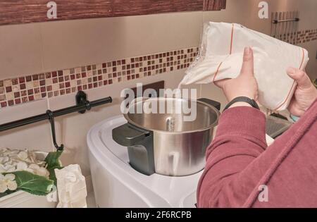 Frau, die Zucker in eine Küchenmaschine zugab, um einen zu kochen Hausgemachter Kuchen Stockfoto