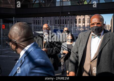 Minneapolis, USA. April 2021. Familie und Anhänger von George Floyd, einschließlich Bruder Philonise Floyd, links, außerhalb des Hennepin County Courthouse am Ende des vierten Tages des Verfahrens bei Derek Chauvins Prozess in Floyds Tod, Donnerstag, 1. April 2021, in Minneapolis. (Foto: Glen Stubbe/Minneapolis Star Tribune/TNS/Sipa USA) Quelle: SIPA USA/Alamy Live News Stockfoto