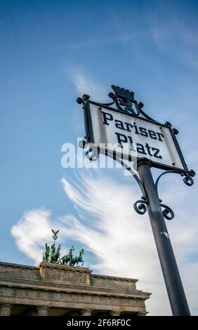 Schild zum Pariser Platz neben dem Brandenburger Tor in Berlin Stockfoto