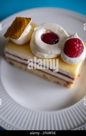 Stillleben eines frisch zubereiteten Kuchenstückes mit Rahm, Marmelade und Obst Stockfoto