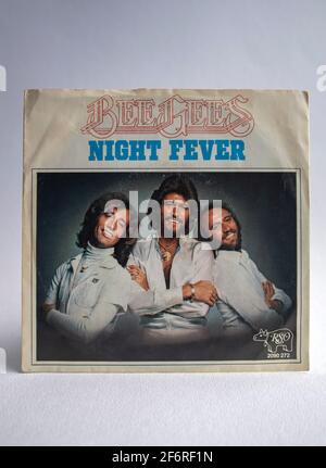 Sieben-Zoll-Vinyl-Cover-Version der Hit Single Night Fever von The Bee Gees, die im Jahr 1978 veröffentlicht wurde Stockfoto