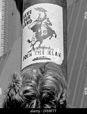 Rette unser Land und schließe dich dem Klan-Plakat am Mast in San Francisco, Kalifornien, an, während einer Kundgebung, die gegen Rassismus beim Militär protestiert, am 27. August 1977 Stockfoto