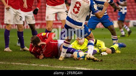 Oakwell Stadium, Barnsley, Yorkshire, Großbritannien. April 2021. English Football League Championship Football, Barnsley FC gegen Reading; Rafael von Reading beobachtet den Ball durch die Beine von Andy Rinomhota von Reading, während Callum Styles von Barnsley in einem Tormund-Melee auf dem Boden steht Credit: Action Plus Sports/Alamy Live News Stockfoto