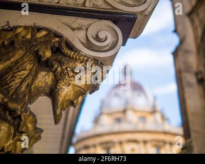 Satyr, am Brasenose College, mit Blick auf Radcliffe Camera, University of Oxford, Oxfordshire, England, Großbritannien, GB. Stockfoto