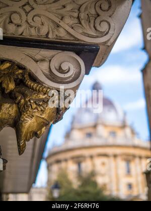 Satyr, am Brasenose College, mit Blick auf Radcliffe Camera, University of Oxford, Oxfordshire, England, Großbritannien, GB. Stockfoto