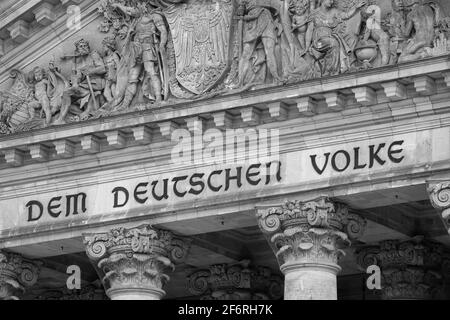 Dem Deutschen Volk, Das Heißt Für Das Deutsche Volk, Der Reichstag In Berlin Stockfoto