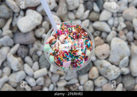 Eine Tasse Marschmelze mit Streuseln und Eis Stockfoto
