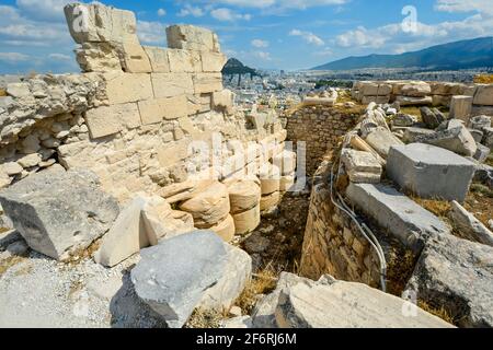 Blick auf den Likavitos-Hügel vom Akropolis-Hügel in Athen, Griechenland An einem warmen Sommertag mit blauem Himmel Stockfoto