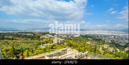 Touristen genießen den Blick von der Akropolis auf die antike Agora, den Tempel des Hephaestus und den Areopagus-Hügel mit der Stadt Athen im Hintergrund Stockfoto