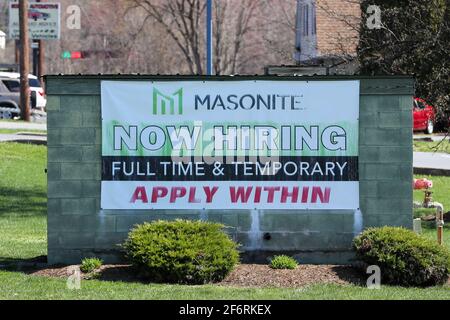 Northumberland, Pennsylvania, USA. April 2021. Vor Masonite, einem Tür- und Fensterhersteller, ist ein Zeichen für die Einstellung von Arbeitskräften zu sehen.die Zahl der Beschäftigten außerhalb der Landwirtschaft stieg im März um 916,000 und die Arbeitslosenquote ging auf 6.0 Prozent zurück, berichtete das US Bureau of Labor Statistics. Quelle: Paul Weaver/SOPA Images/ZUMA Wire/Alamy Live News Stockfoto