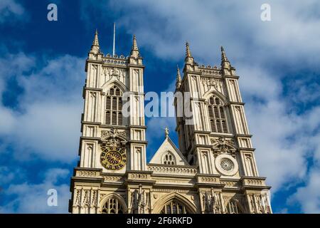 Westlicher Fassadenturm der Westminster Abbey, Stiftskirche St. Peter in Westminster, zeigt gotische Architektur vor blauem Himmel. London Stockfoto