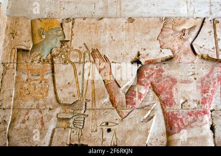 Ein altägyptisch dekoriertes Hieroglyphen-Schnitzwerk des gottes Ptah mit dem Pharoah Seti. Tempel zu Oiris bei Abydos, Ägypten. Stockfoto