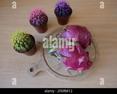 Eine Pitaya oder Pitahaya ist die Frucht mehrerer verschiedener Kaktusarten, die in Amerika beheimatet sind. Pitaya bezieht sich in der Regel auf Früchte der Gattung Stenocereus, während Pitahaya oder Drachenfrucht sich auf Früchte der Gattung Selenicereus bezieht, beide in der Familie Cactaceae.die rote Drachenfrucht wächst auch in Asien und ist in Thailand und Vietnam sehr beliebt. Stockfoto
