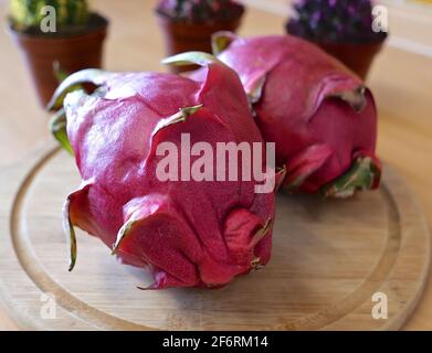 Eine Pitaya oder Pitahaya ist die Frucht mehrerer verschiedener Kaktusarten, die in Amerika beheimatet sind. Pitaya bezieht sich in der Regel auf Früchte der Gattung Stenocereus, während Pitahaya oder Drachenfrucht sich auf Früchte der Gattung Selenicereus bezieht, beide in der Familie Cactaceae.die rote Drachenfrucht wächst auch in Asien und ist in Thailand und Vietnam sehr beliebt. Stockfoto