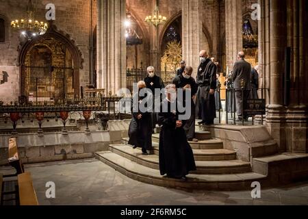 2. April 2021, Barcelona, Katalonien, Spanien: Die Mitglieder einer Bruderschaft steigen während der Feierlichkeiten zum Karfreitag vom Altar der Kathedrale von Barcelona herab. Die Karwoche in Spanien wird unter strengen Sicherheitsmaßnahmen und Einschränkungen religiöse Feiern abgehalten, um die Ausbreitung des Coronavirus zu verhindern, was den Auftakt zu einer vierten Welle der Pandemie bilden könnte. Quelle: Jordi Boixareu/Alamy Live News Stockfoto